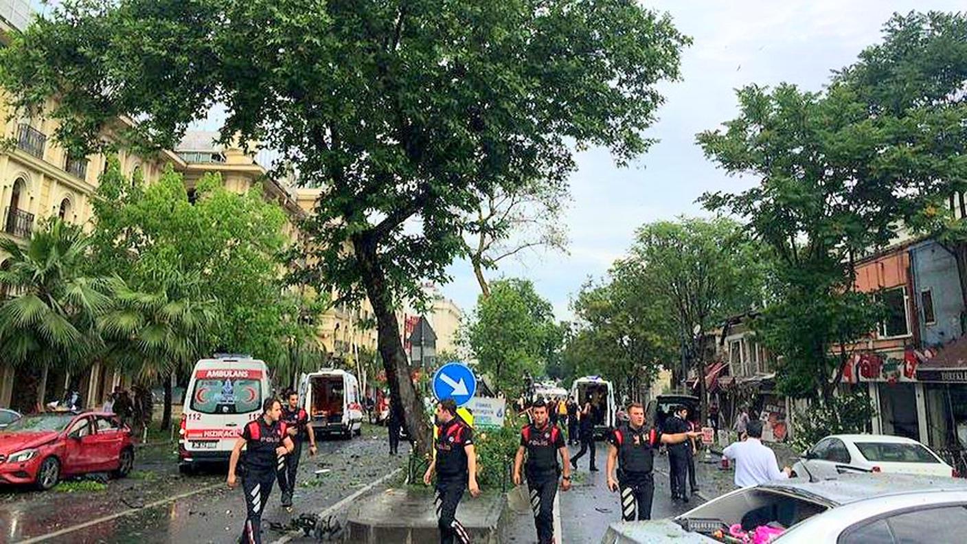 Quattro civili sono rimasti uccisi, sette erano agenti della polizia