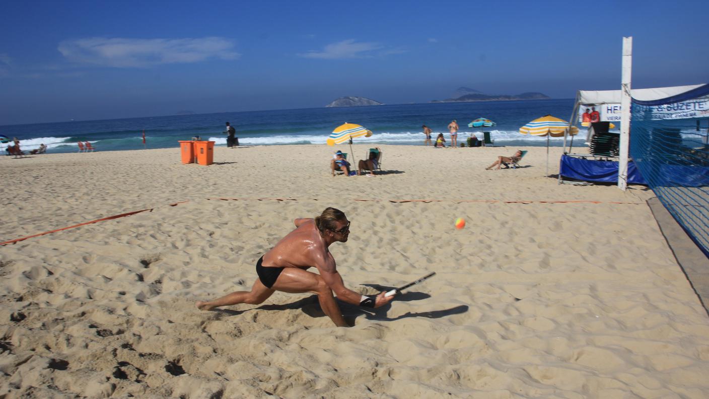 Beach tennis, palla sotto rete