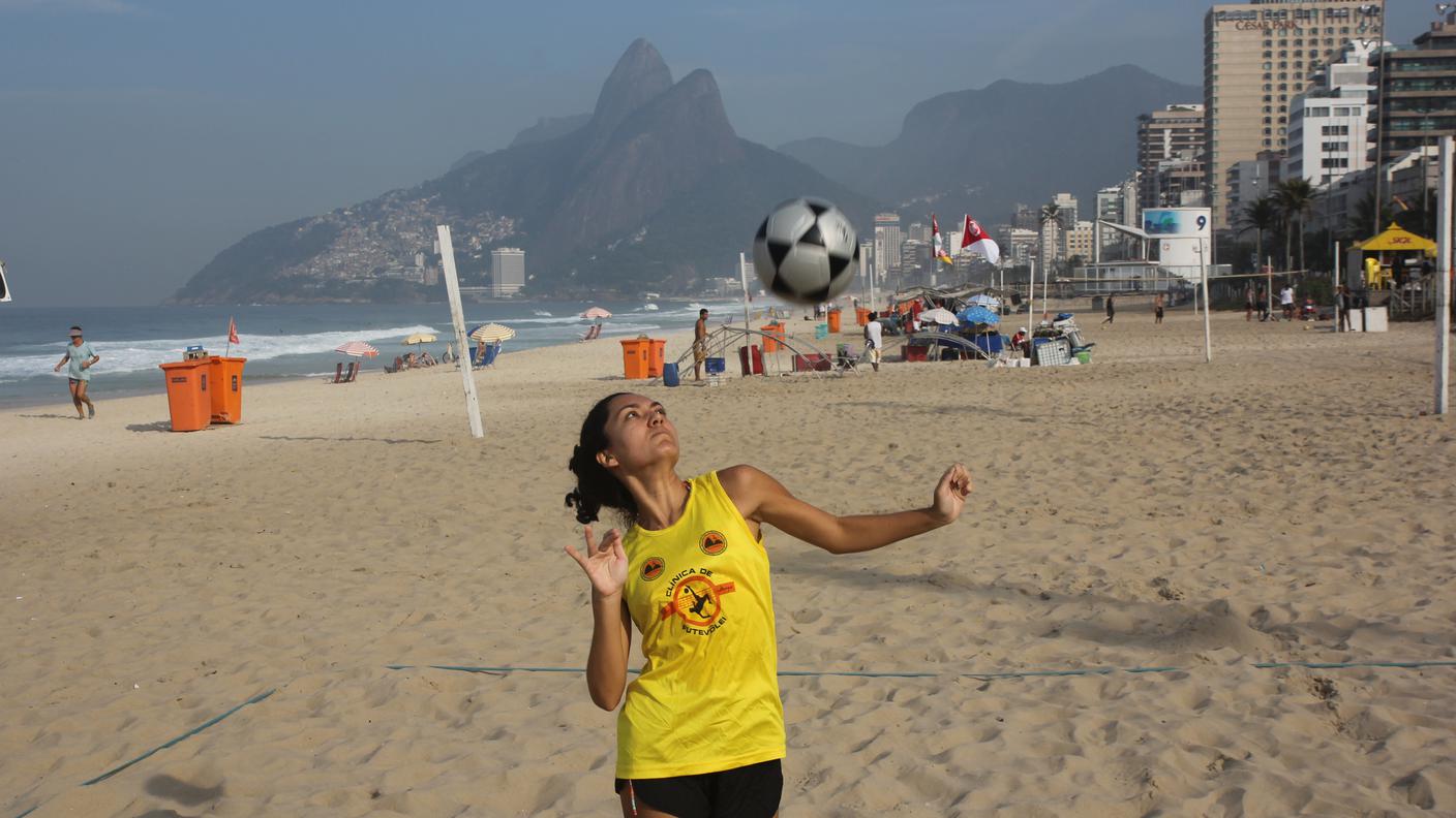 Futvolley, sullo sfondo della spiaggia di Ipanema