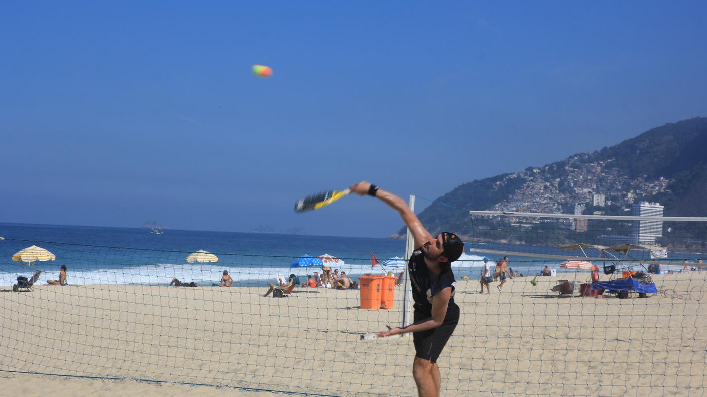 Il servizio nel beach tennis