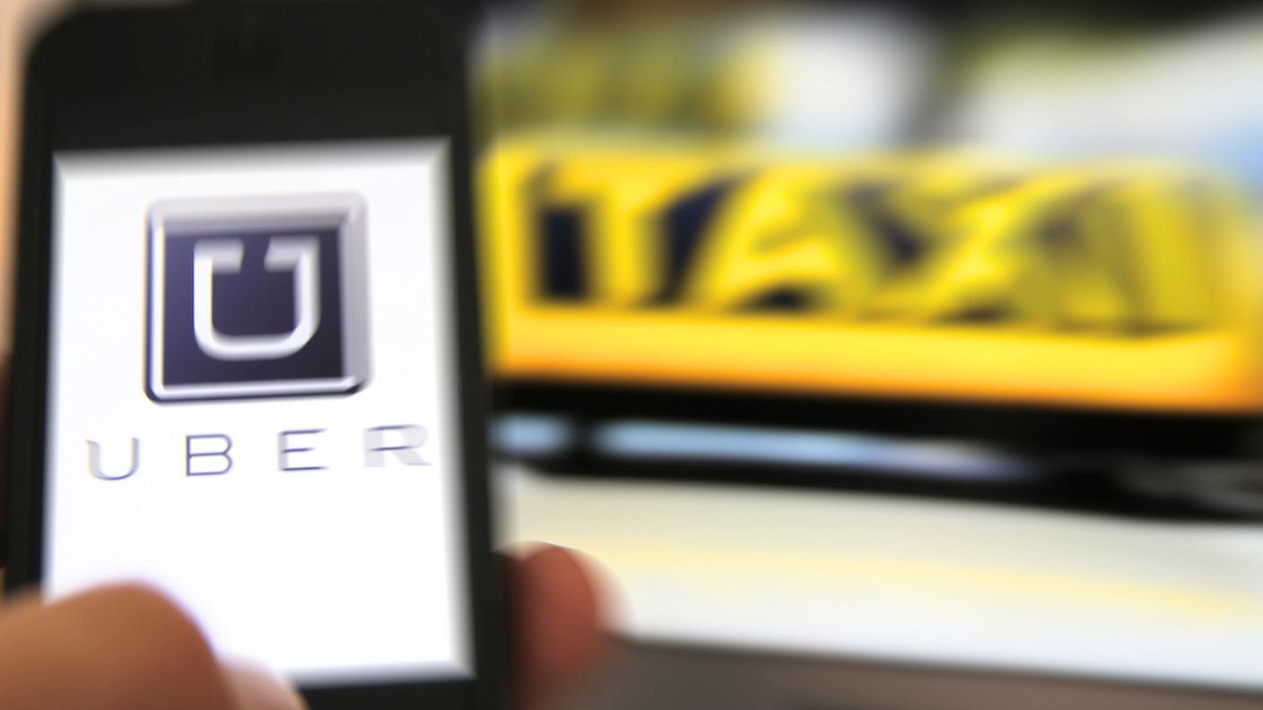 Pratica commerciale ingannevole, complicità dell'esercizio illegale della professione di tassista e altri reati nei capi d'accusa