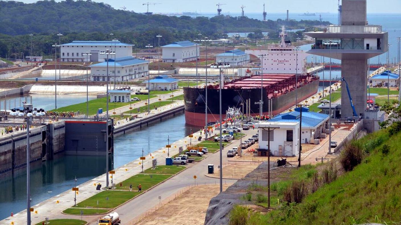 La prima entrata dall'Atlantico nel nuovo braccio del canale