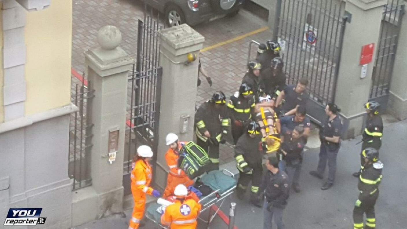 I soccorsi a una persona ferita dall'esplosione a Milano
