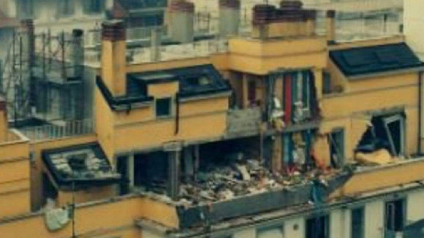 Il palazzo devastato dallo scoppio domenica mattina a Milano