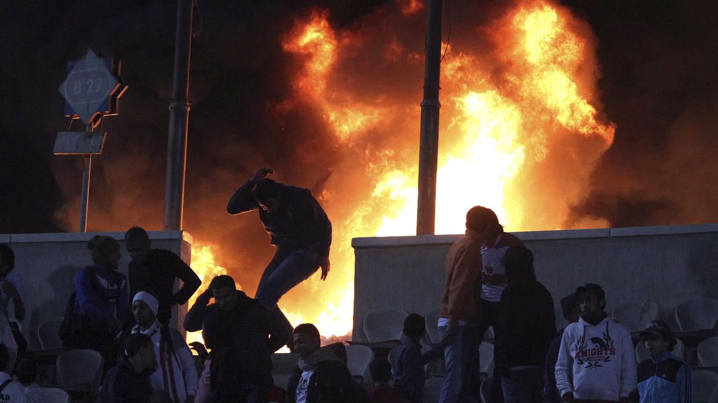 Fiamme in una zona dello stadio invasa dai tifosi