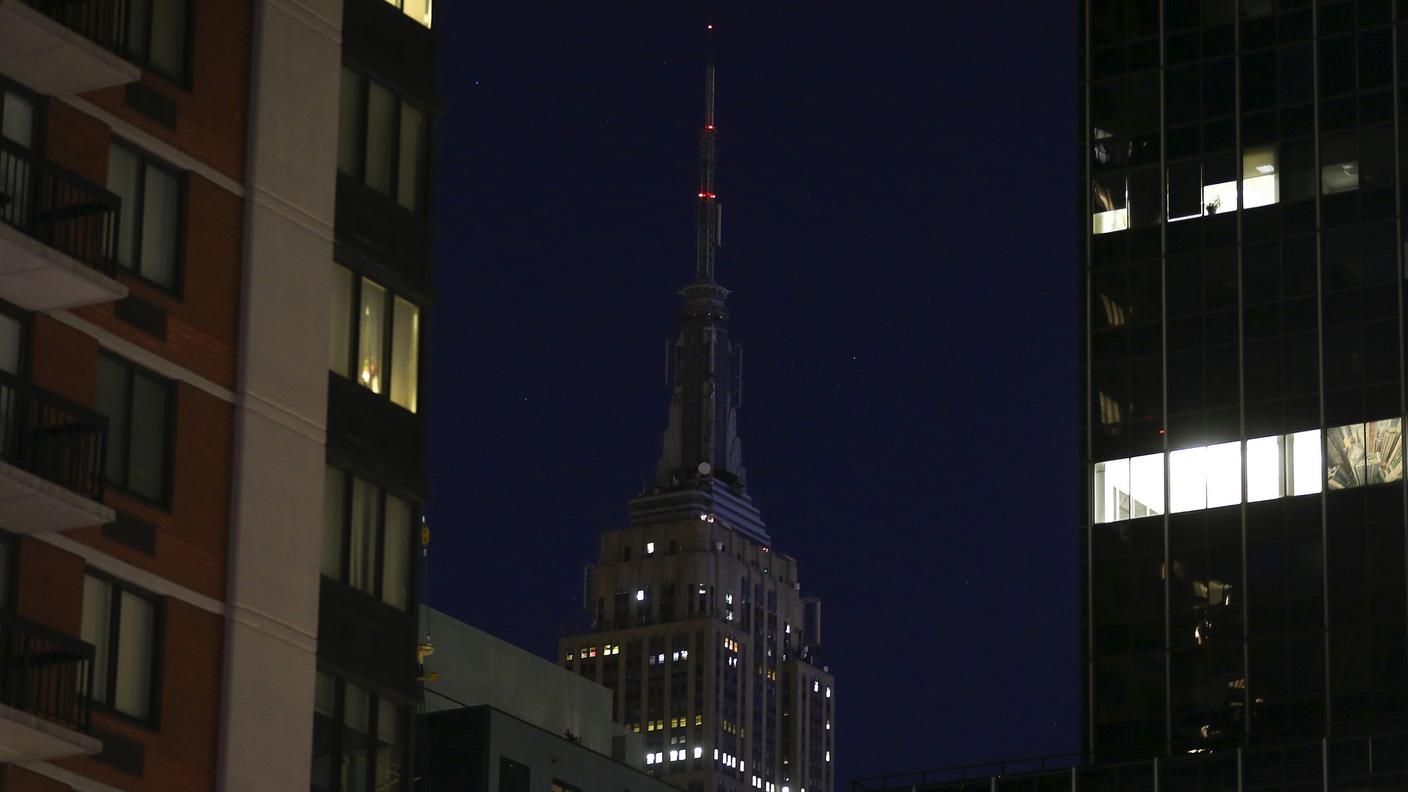La cima dell'Empire State Building oscurata in segno di lutto