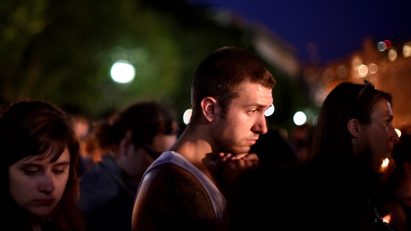 La tristezza sul volto di persone raccoltesi a Washington per onorare le vittime