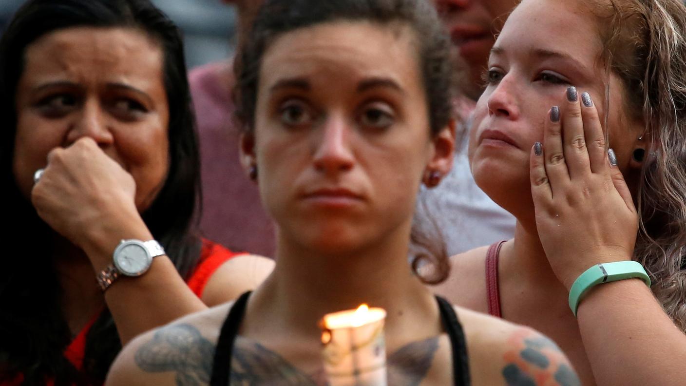 Persone sconvolte in lacrime a una veglia di preghiera a Orlando