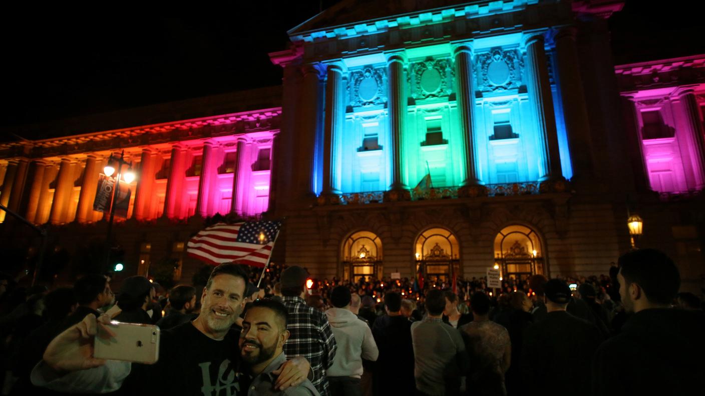 Una cerimonia della comunità gay a San Francisco in ricordo della strage