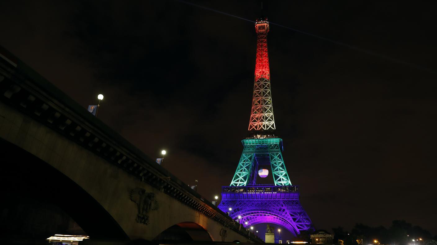 La torre illuminata a Parigi