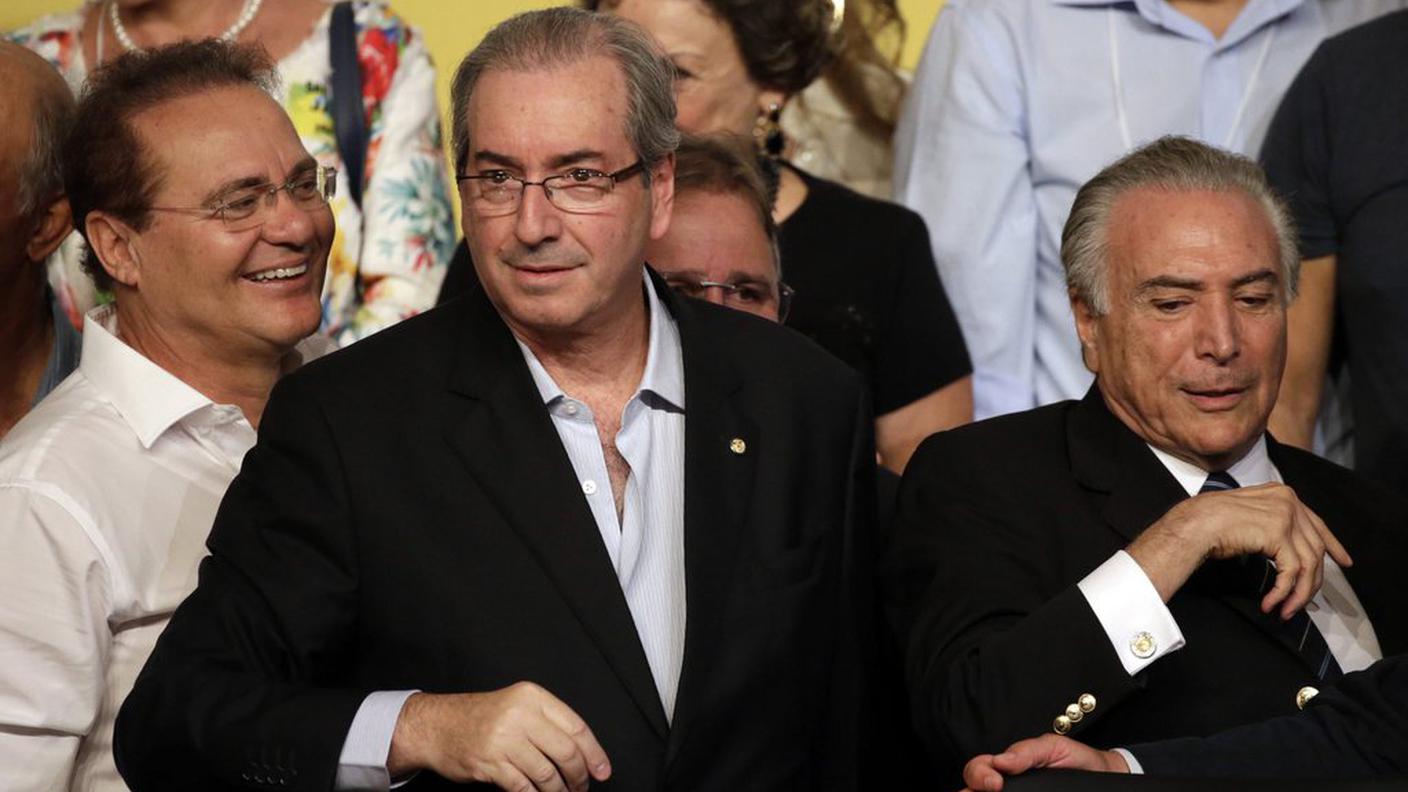 Cunha, al centro, con il presidente ad interim brasiliano Temer (a destra)