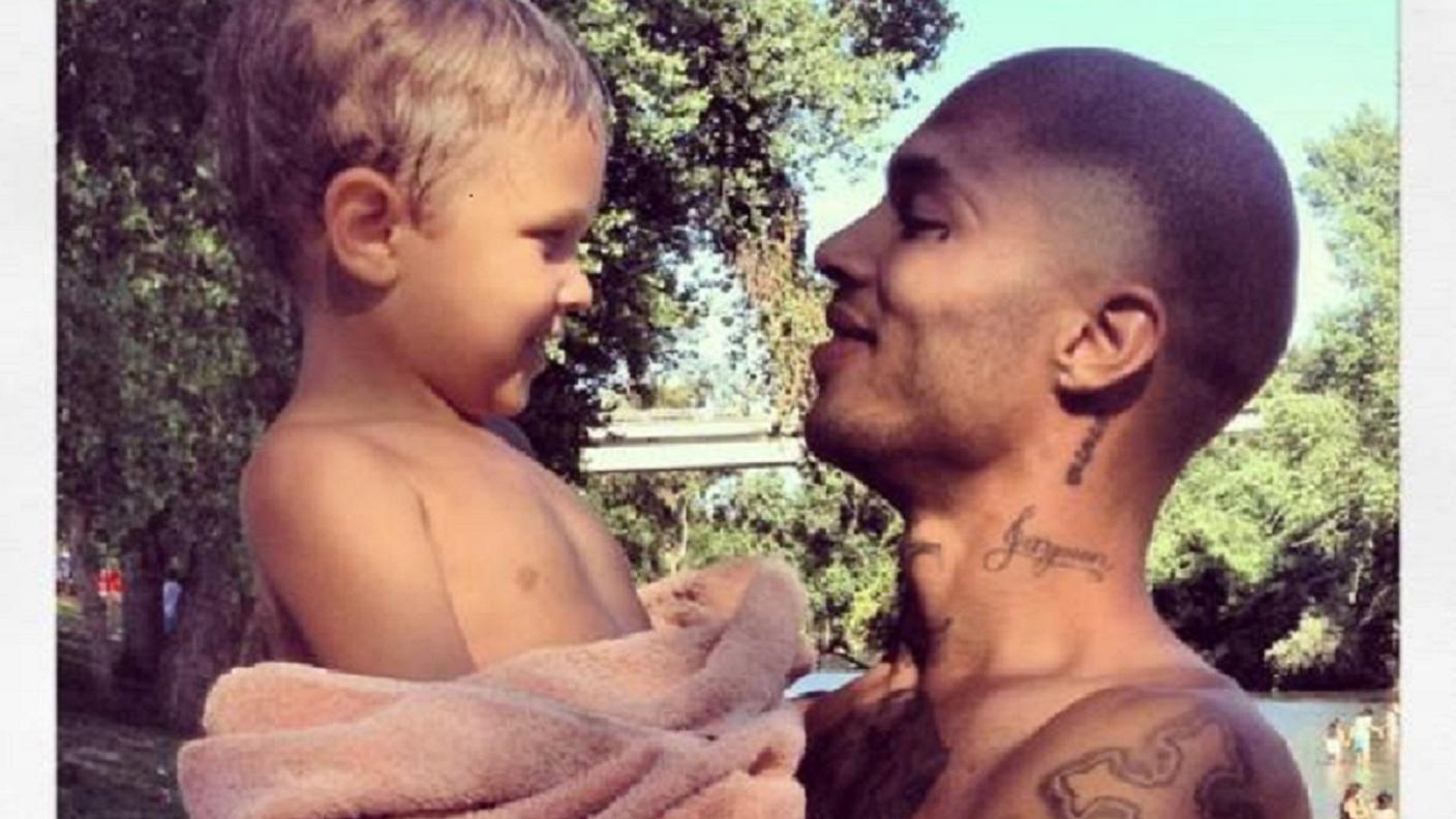 Una foto di famiglia, con Jeremy e il suo bambino di tre anni