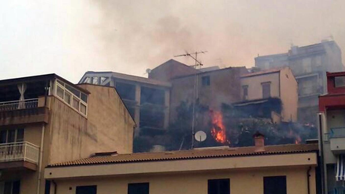 Gli incendi nel Parmitano hanno colpito anche nei centri abitati