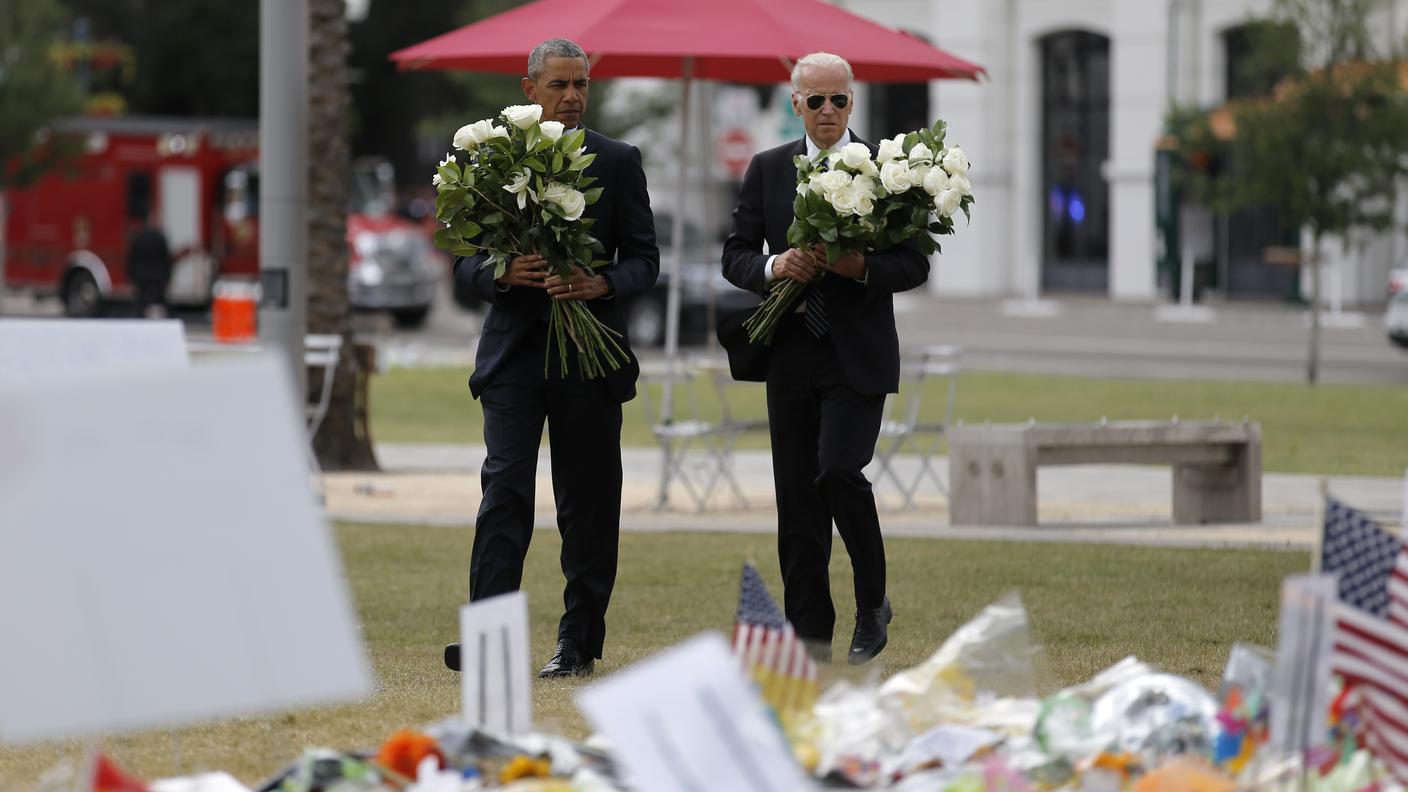 Obama e Biden depongono rose bianche nel luogo della strage