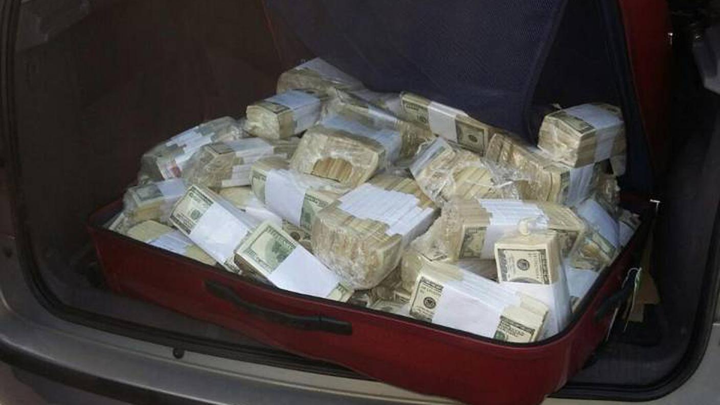 Una delle valigie piene di dollari che l'ex sottosegretario alle Opere pubbliche voleva interrare