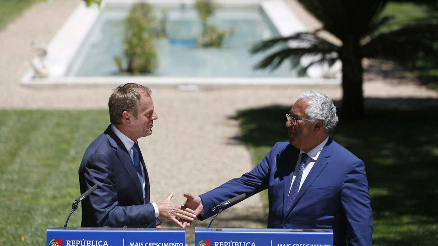 Donald Tusk (a sinistra) con il primo ministro portoghese oggi a Lisbona