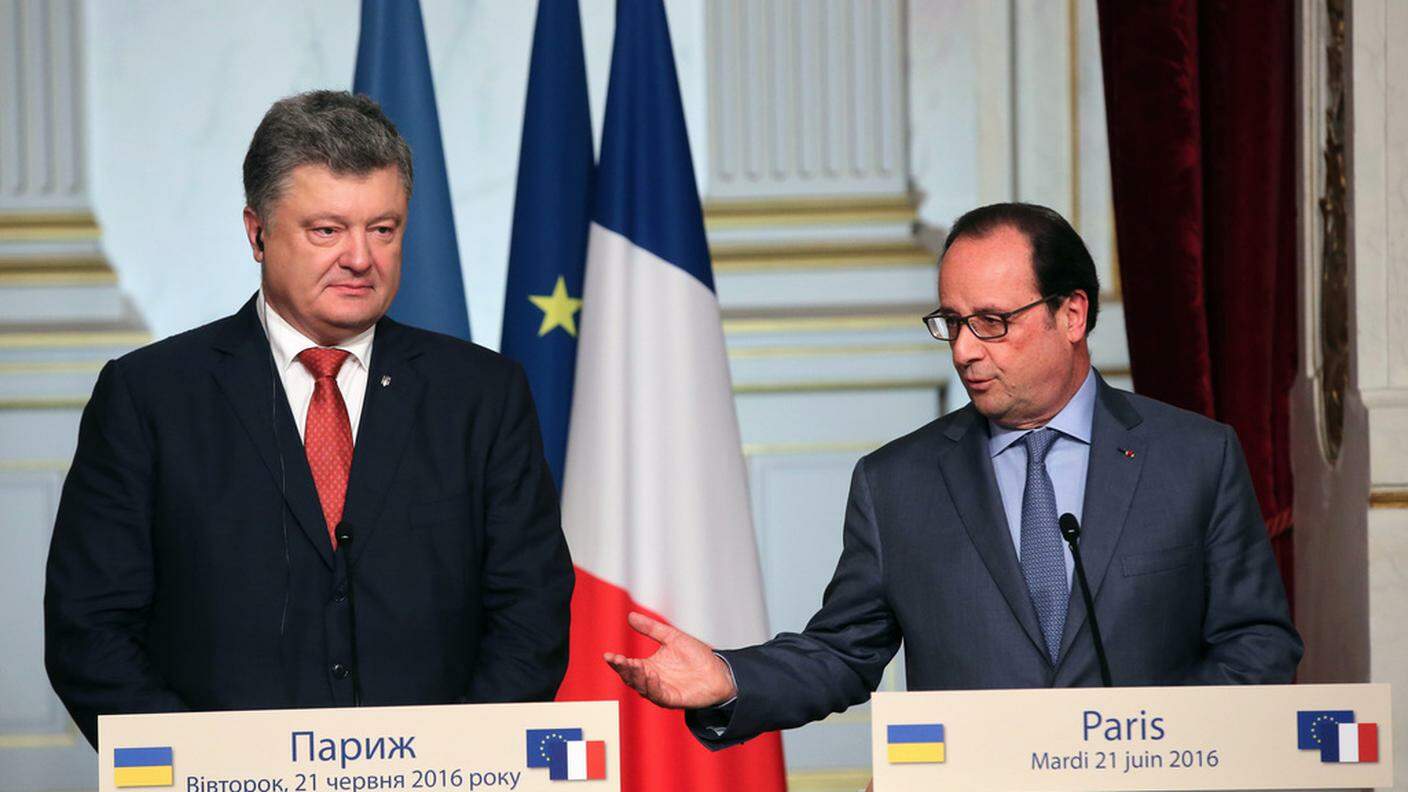 Poroshenko e Hollande concordi sulle sanzioni contro Mosca