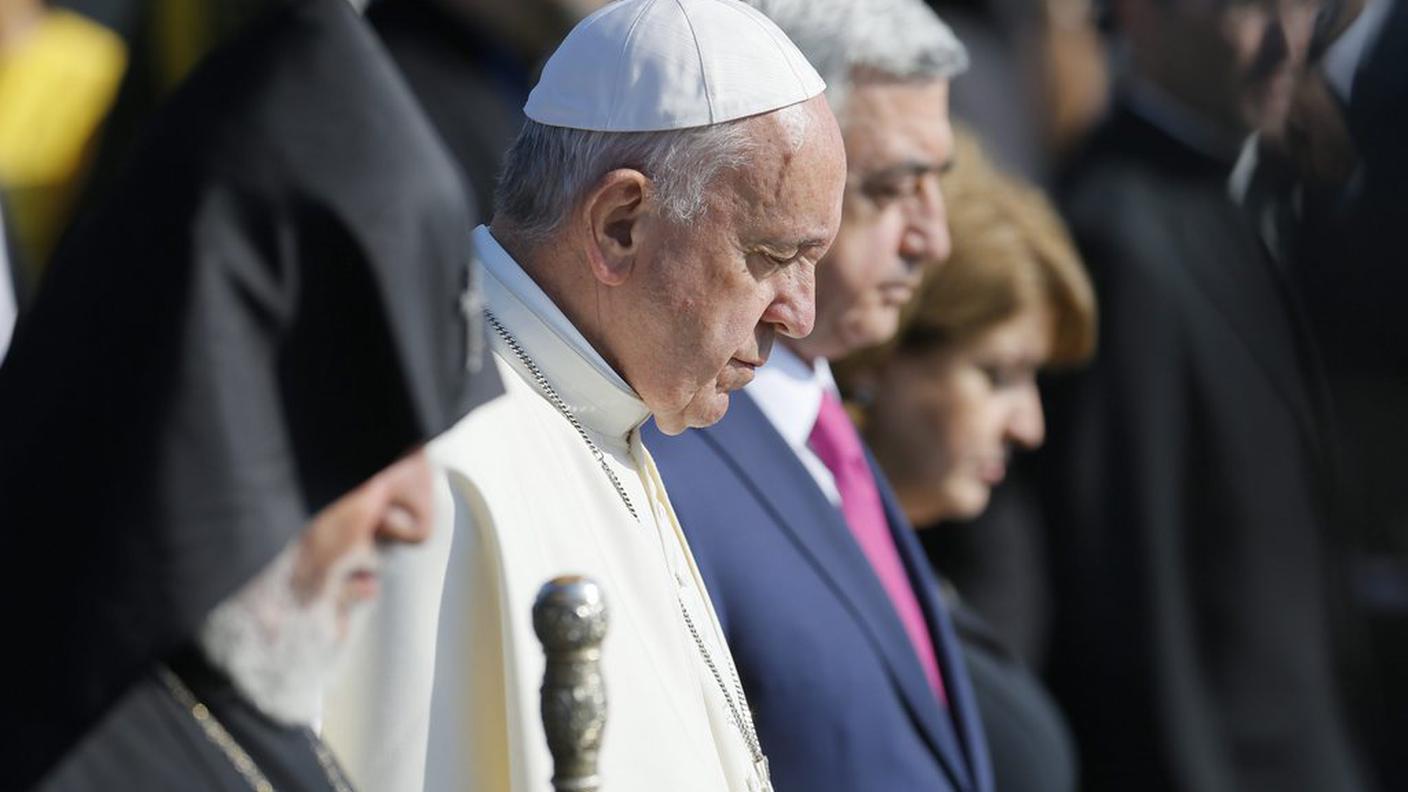 Momento di raccoglimento, con il catholicos Karekin e il presidente Sargsian