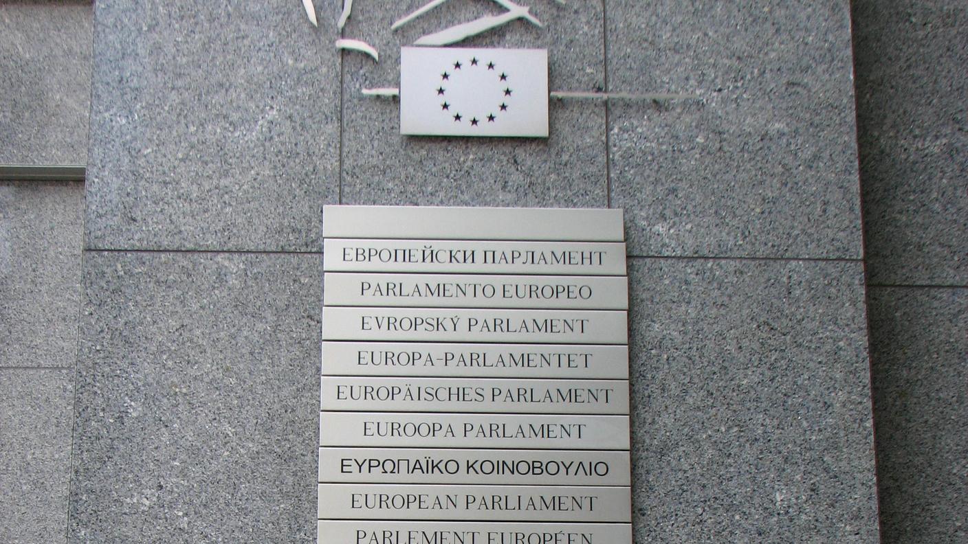 La targa all'entrata del Parlamento europeo con le 24 lingue oggi ufficiali