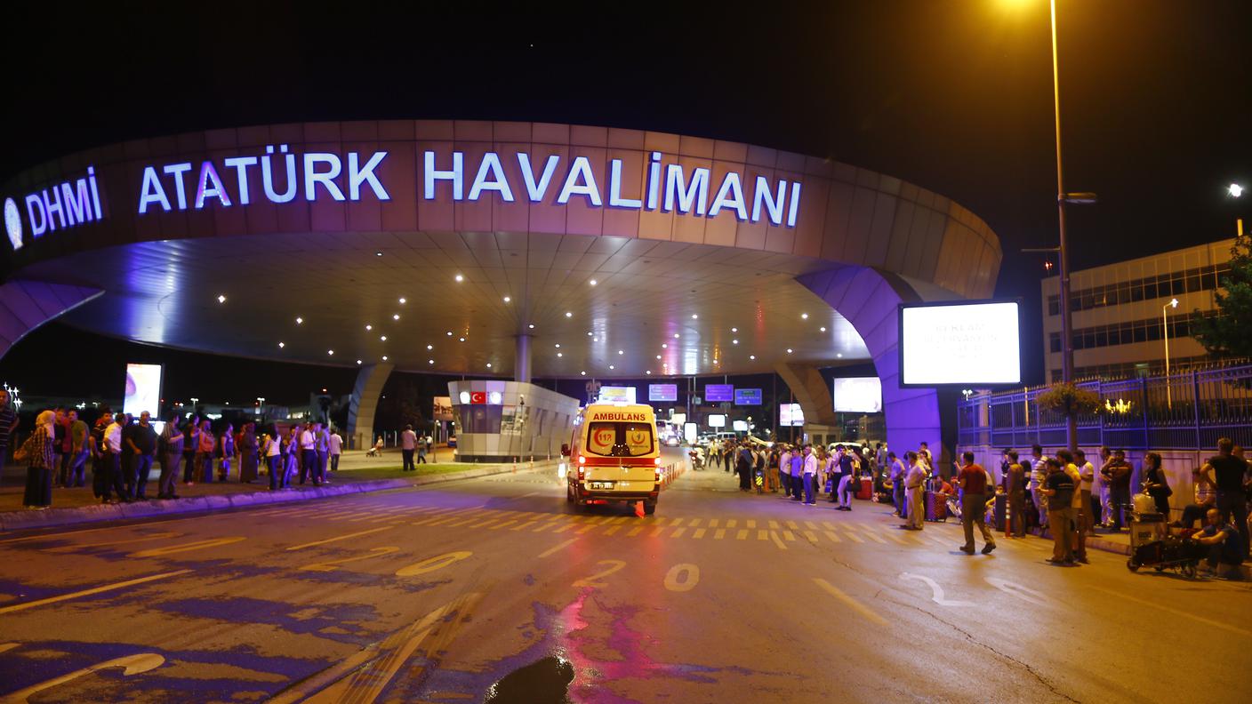 L'aeroporto Ataturk di Istanbul dopo le esplosioni