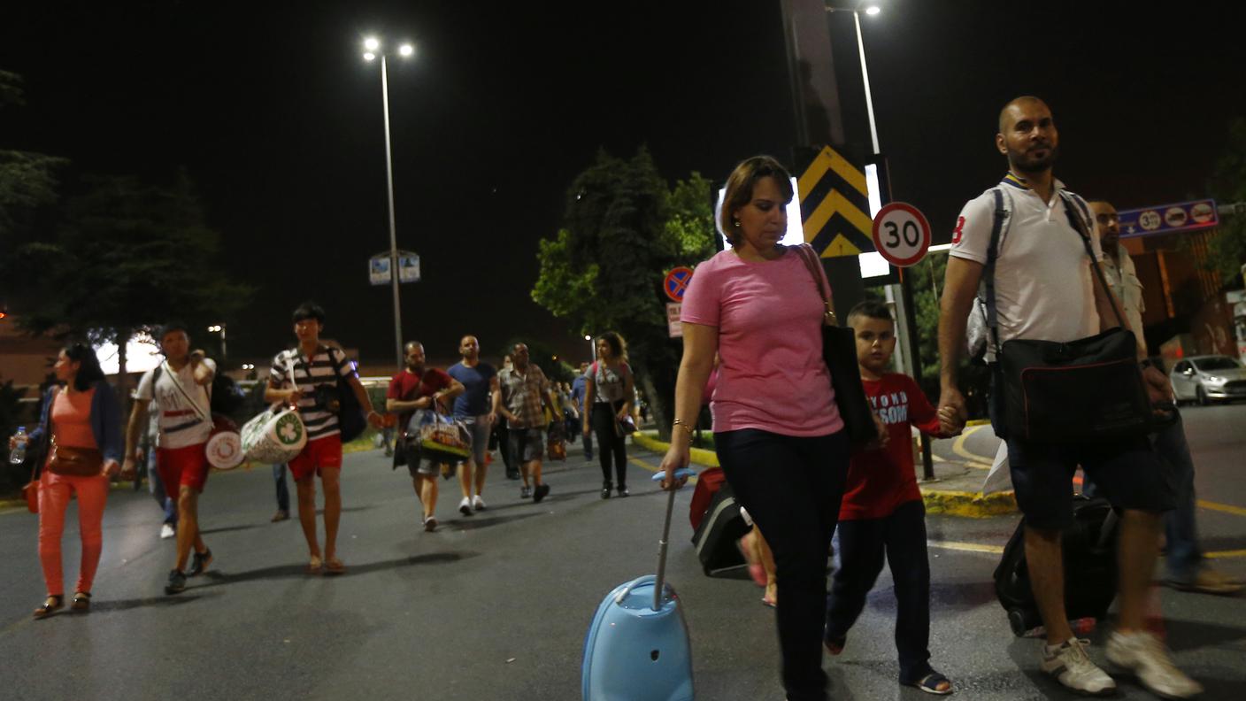 Passeggeri che abbandonano l'aeroporto