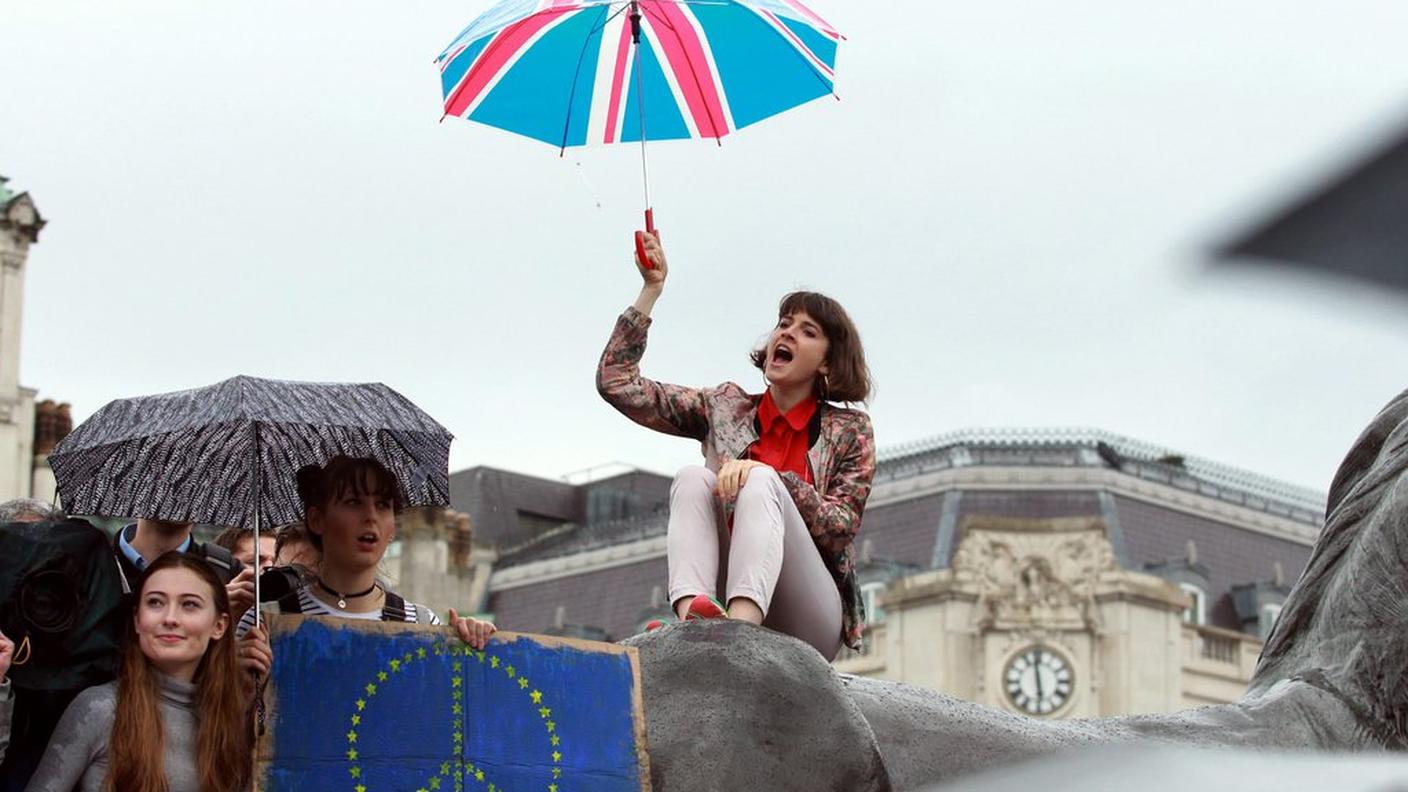 Intanto a Londra in molti manifestano contro l'esito della consultazione popolare