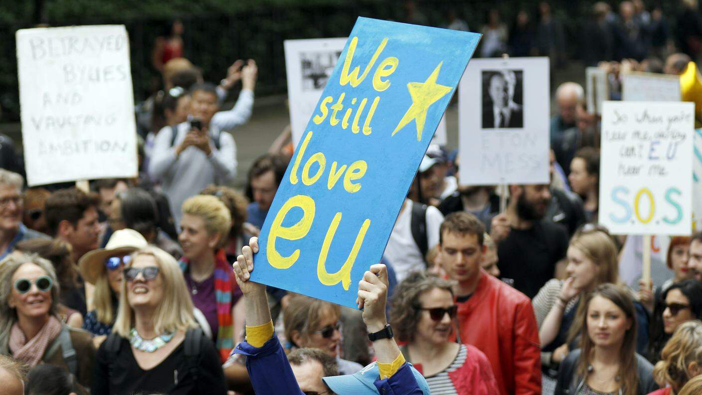 Molti i ''messaggi d'amore'' dei manifestanti per l'UE