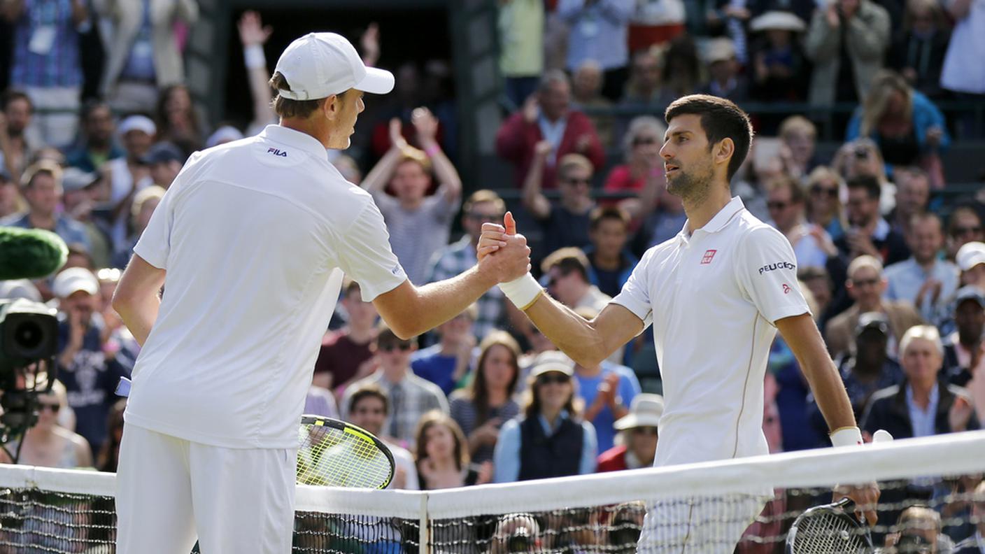 Novak Djokovic (d) nella sfida persa contro Sam Querrey