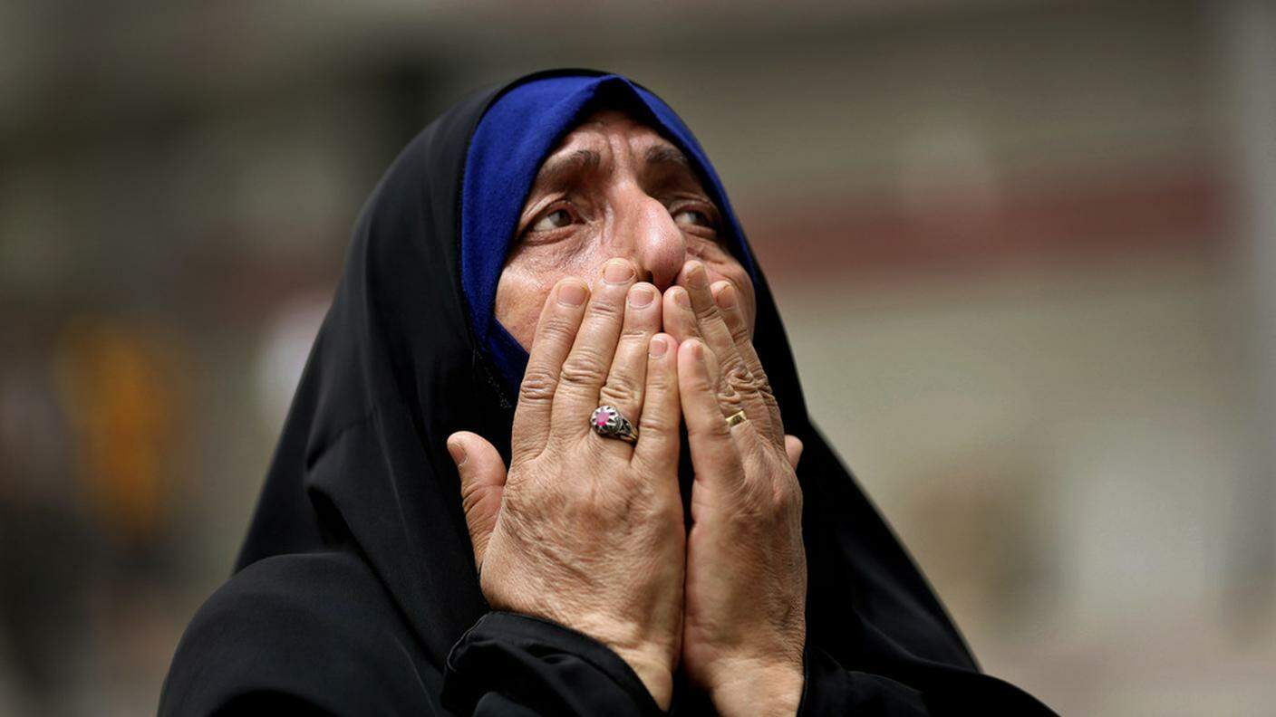 Una donna si dispera dopo l'attentato di domenica a Baghdad