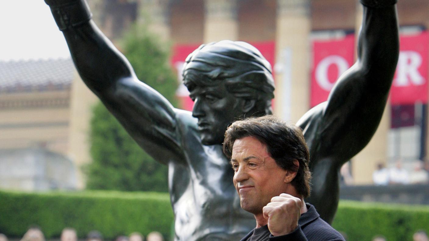 Sylvester Stallone vicino alla statua di Rocky Balboa a Philadelphia
