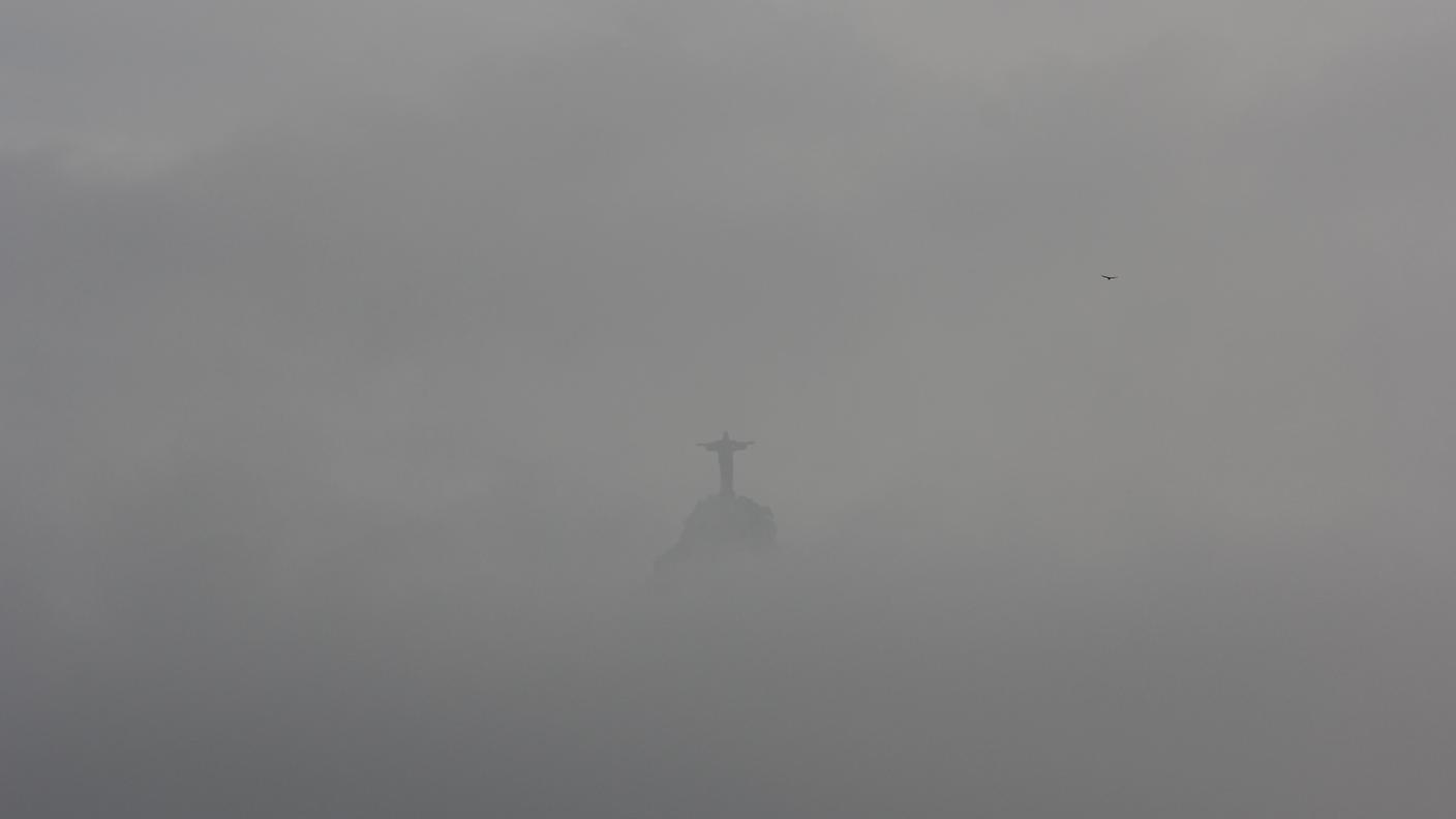 Il Cristo Redentor gioca a nascondino tra le nuvole