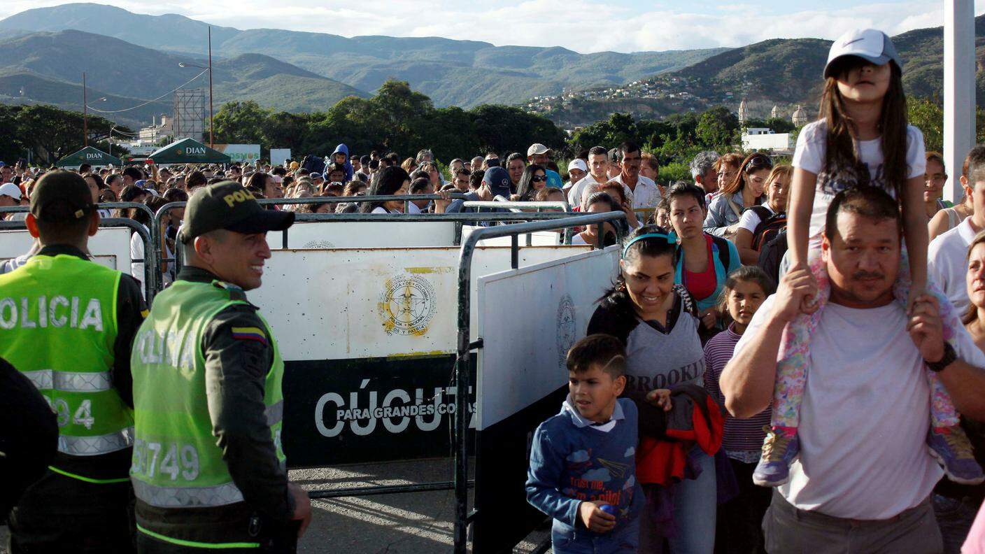 La fiumana di gente al valico tra Venezuela e Colombia