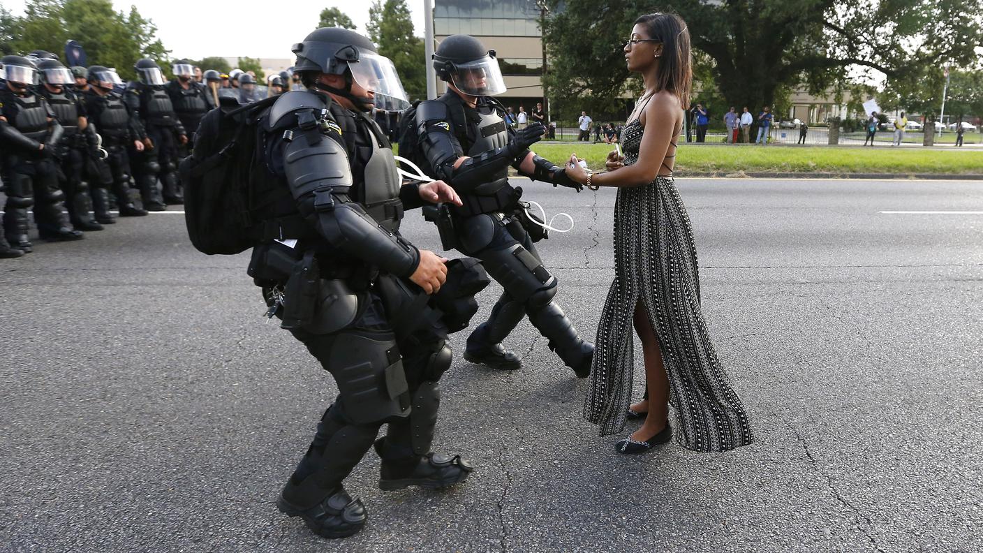 Una dimostrante arrestata a Baton Rouge, Louisiana
