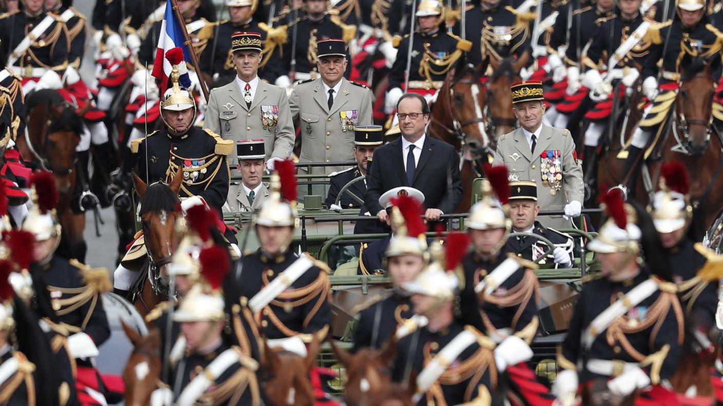 Festa nazionale in Francia con la classica sfilata sui Campi Elisi di Parigi