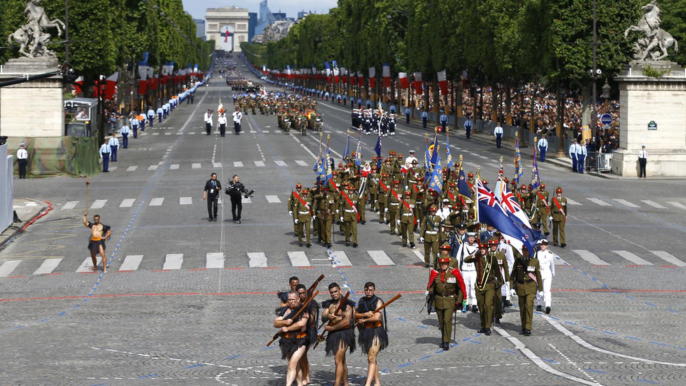 Festa nazionale in Francia con la classica sfilata sui Campi Elisi di Parigi