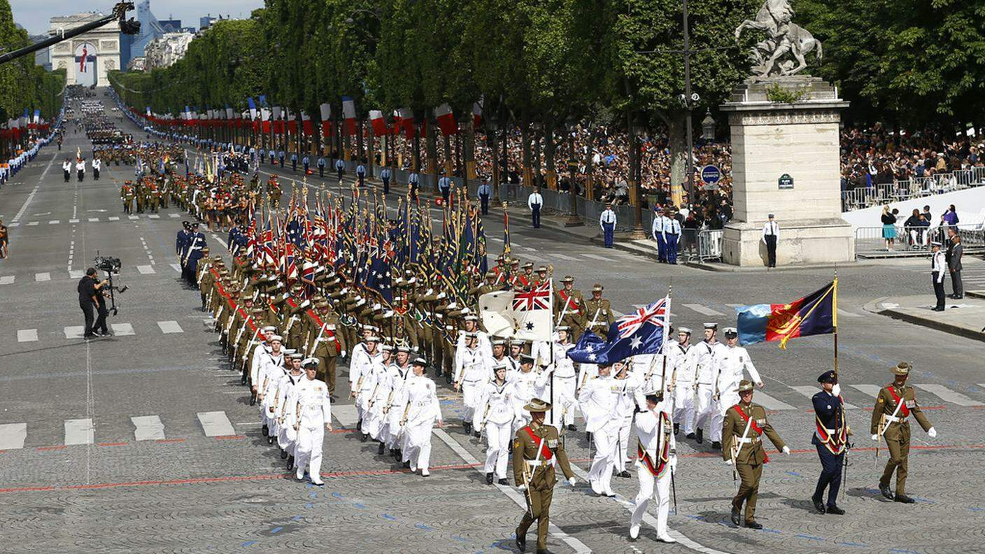 Festa nazionale in Francia con la classica sfilata sui Campi Elisi di Parigi