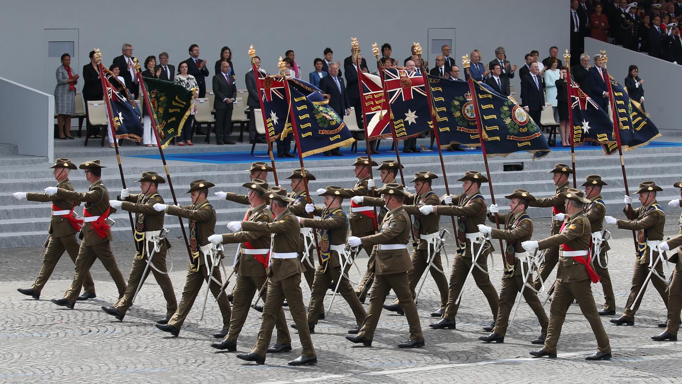 Festa nazionale in Francia con la classica sfilata sui Campi Elisi di Parigi