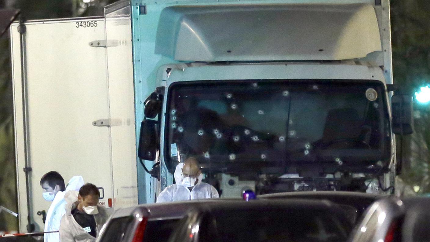 Il camion dell'attentato, crivellato di colpi
