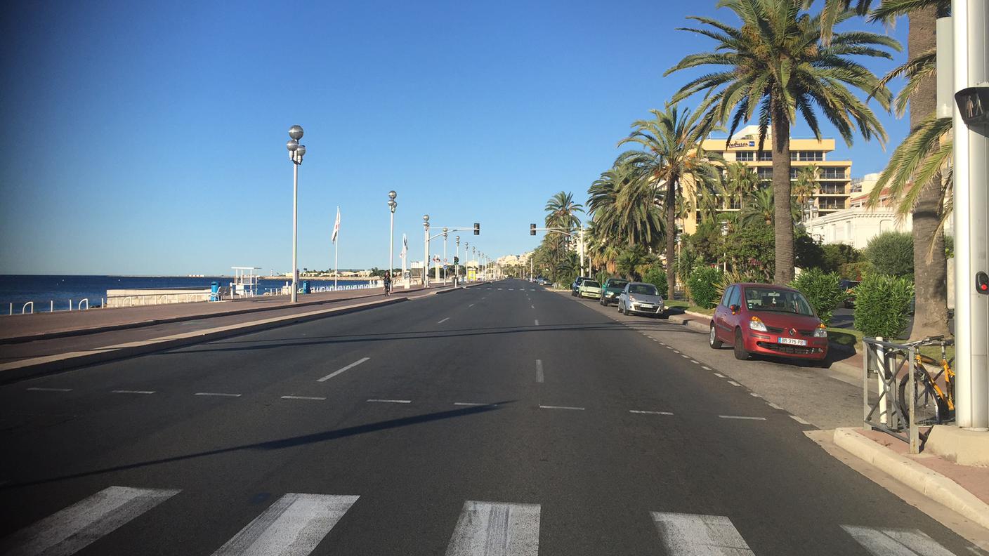 Promenade des Anglais deserta