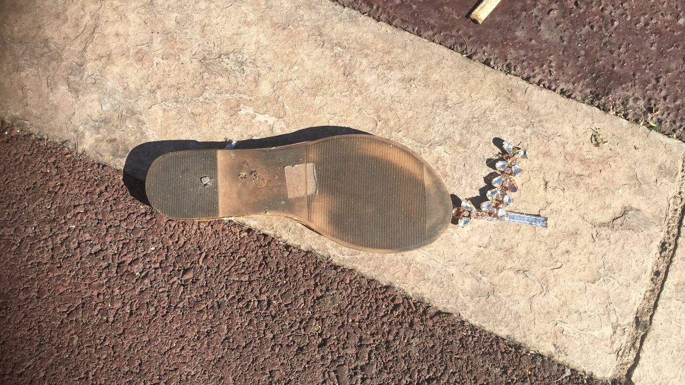 Un sandalo rotto, con finti diamanti. L'unica testimonianza di ciò che è successo