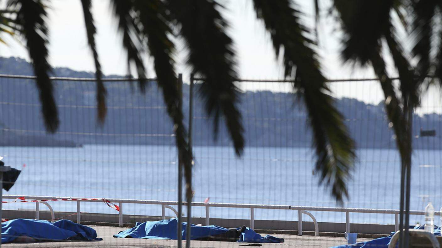 Diversi corpi si trovano ancora sul marciapiede del lungomare di Nizza