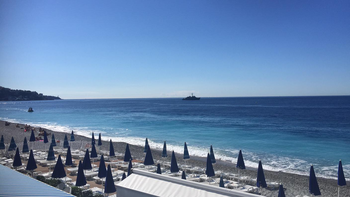 Spiaggia deserta. Mare di un blu intenso. Nizza, 15 luglio: irreale