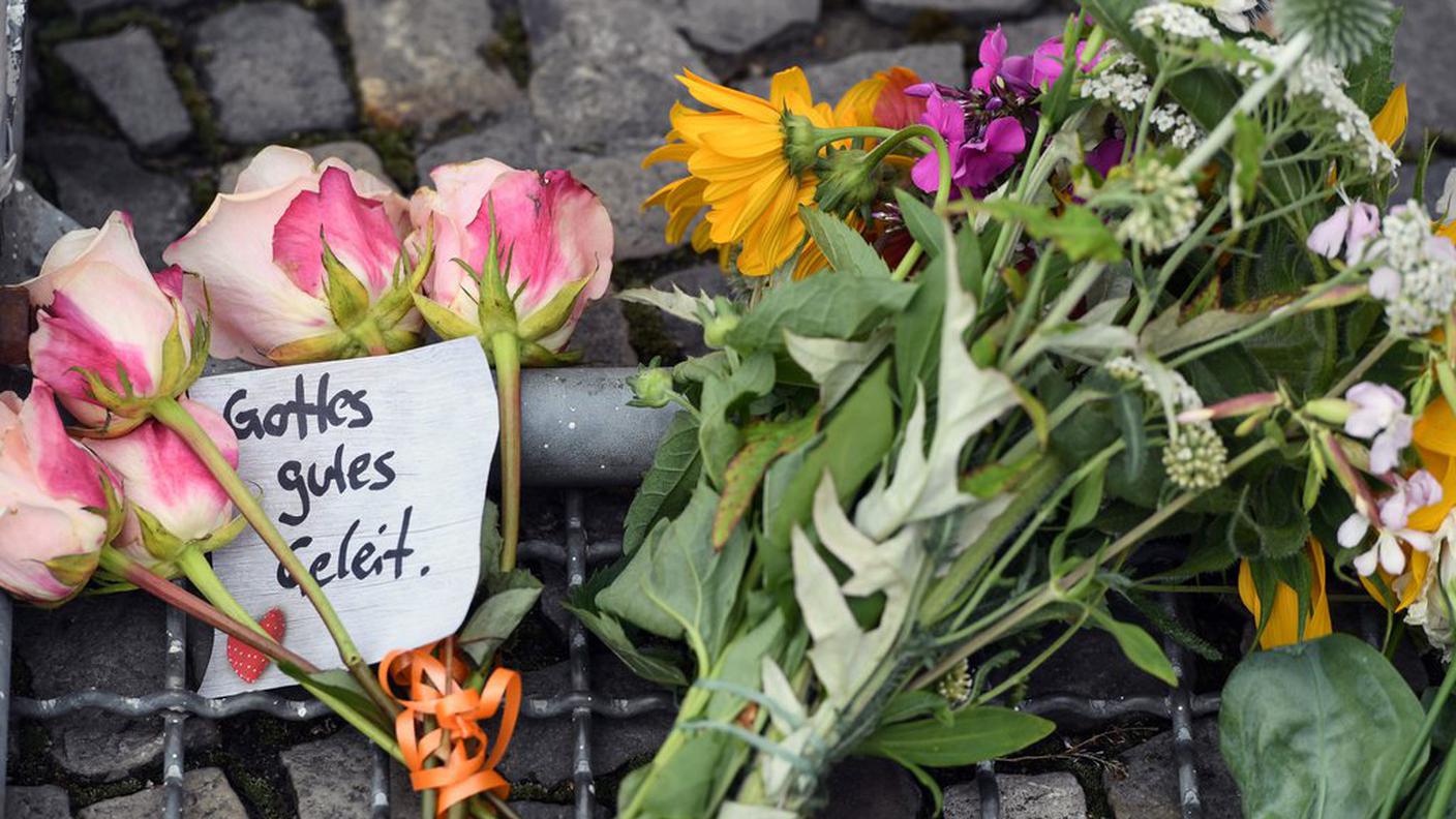 Fiori per le vittime della strage di Nizza