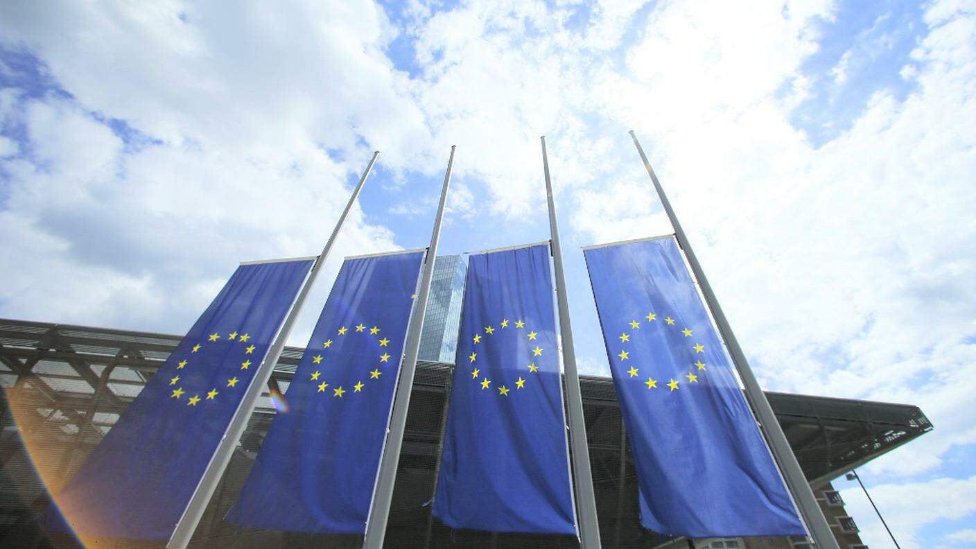 Bandiere a mezz'asta nella sede della Banca centrale europea a Francoforte, in Germania