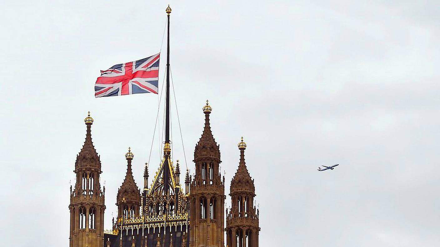 Union flag a mezz'asta sul Parlamento di Londra