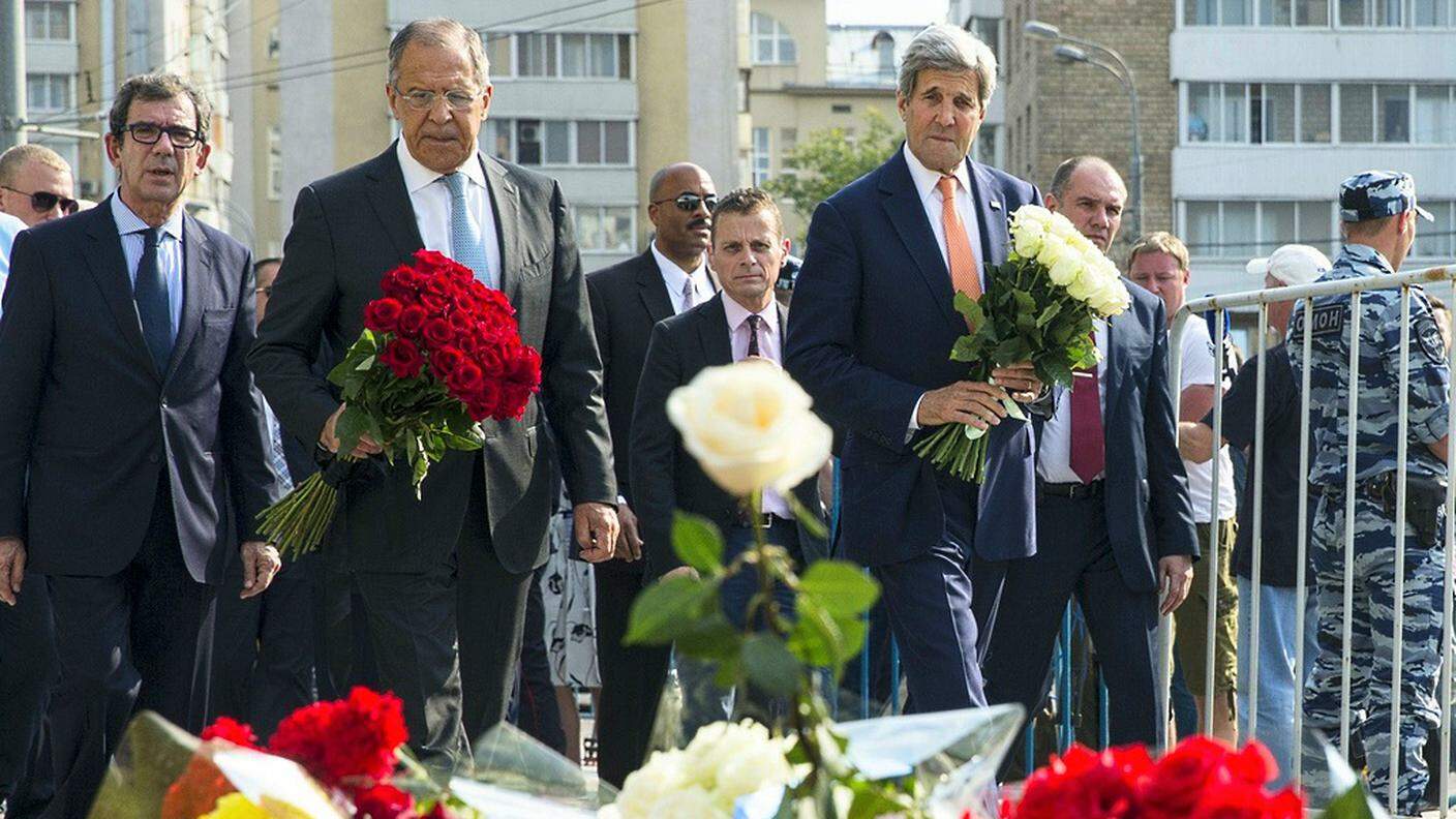 Il ministro degli esteri russo Sergei Lavrov con John Kerry a Mosca, presso l'ambasciata francese