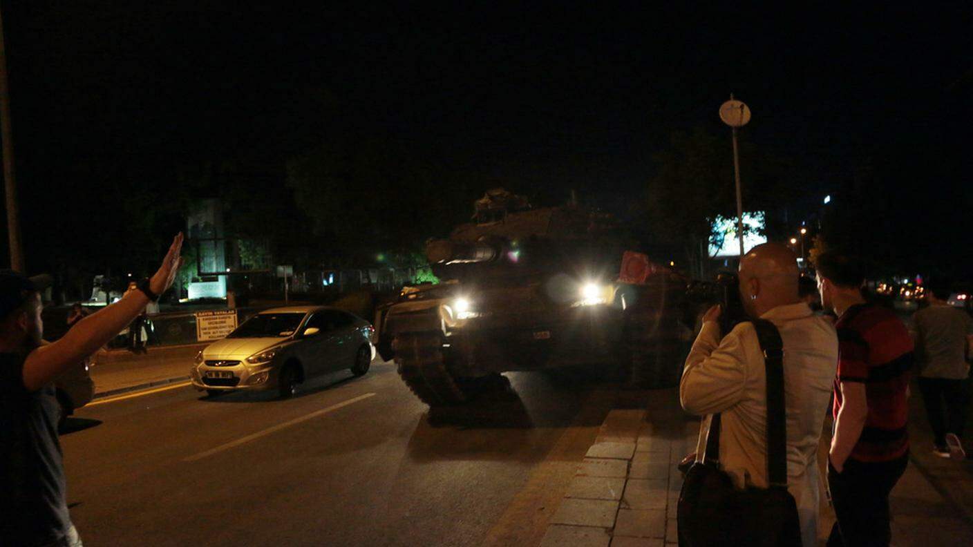 Carri armati nelle strade in Turchia