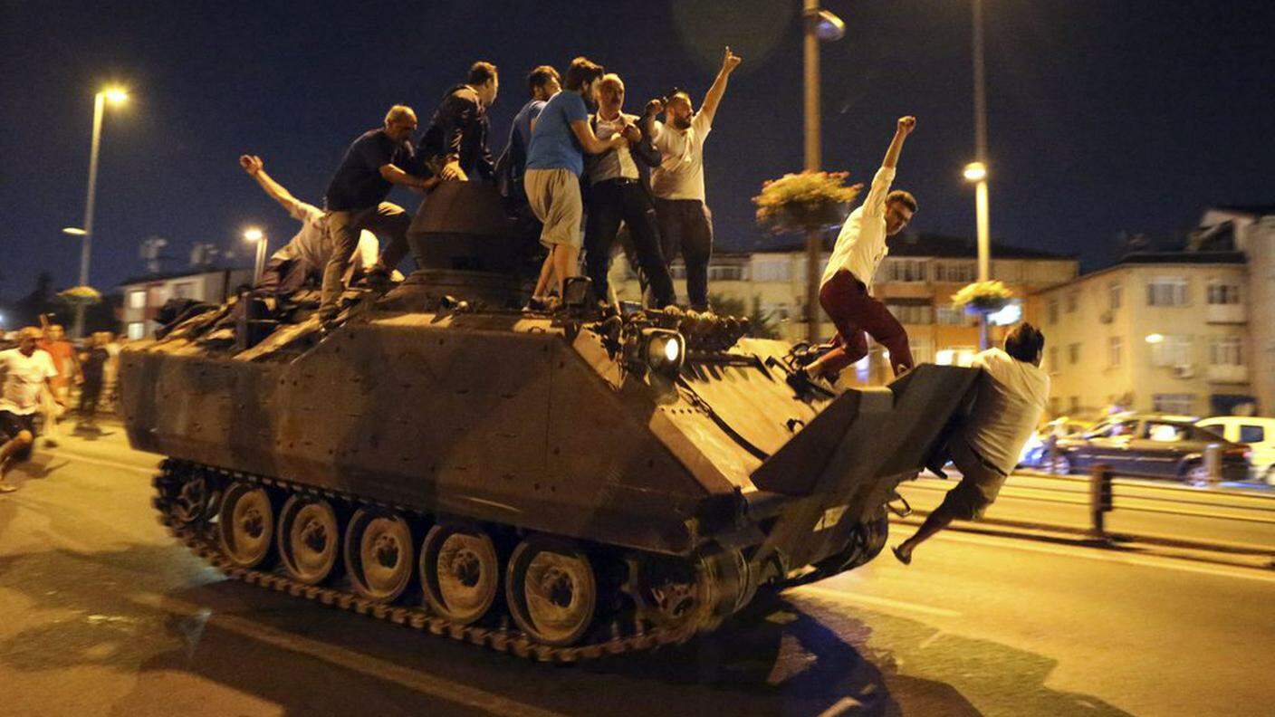 Golpe in Turchia. I militari non intervengono contro i manifestanti 