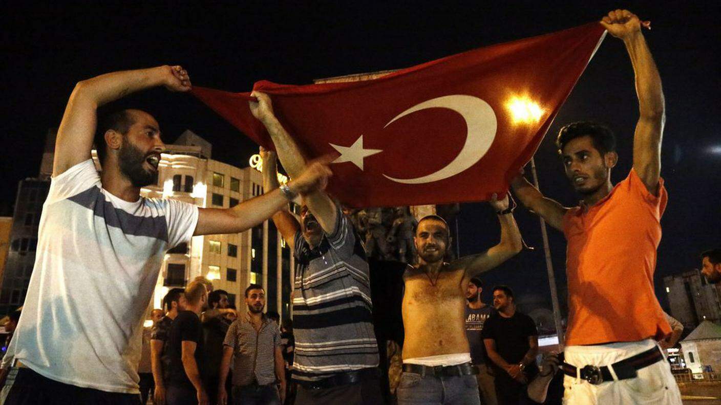 Coprifuoco violato dalla gente in Turchia
