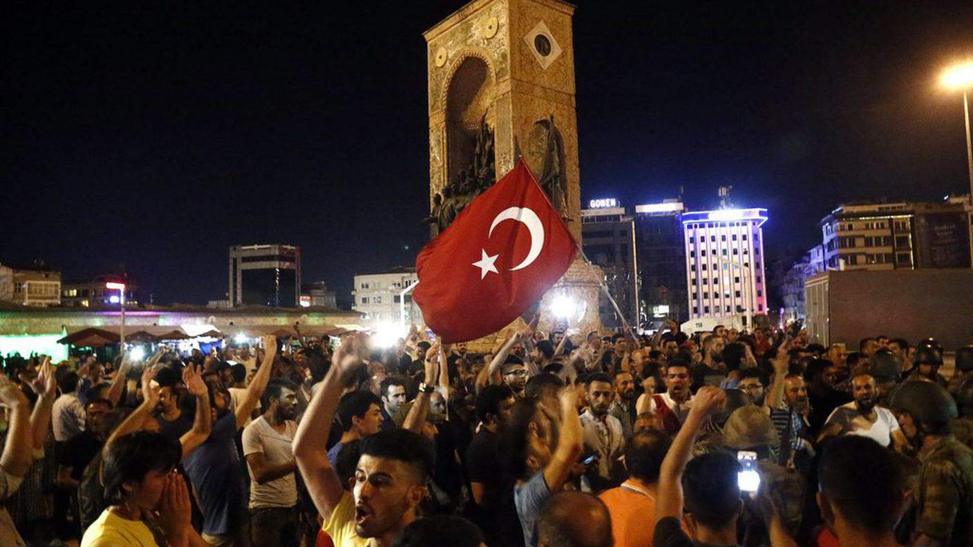 Manifestazioni ovunque in Turchia
